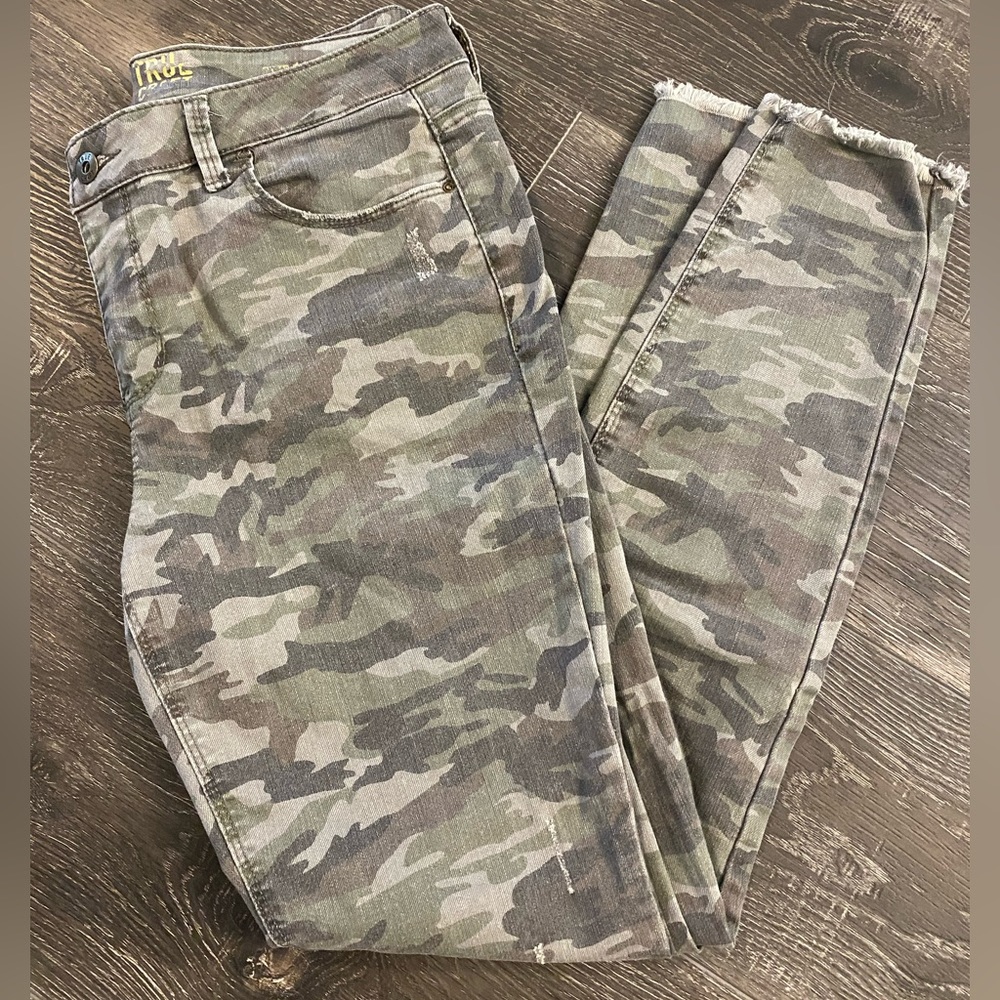 Camouflage Print Frayed Skinny Jeans